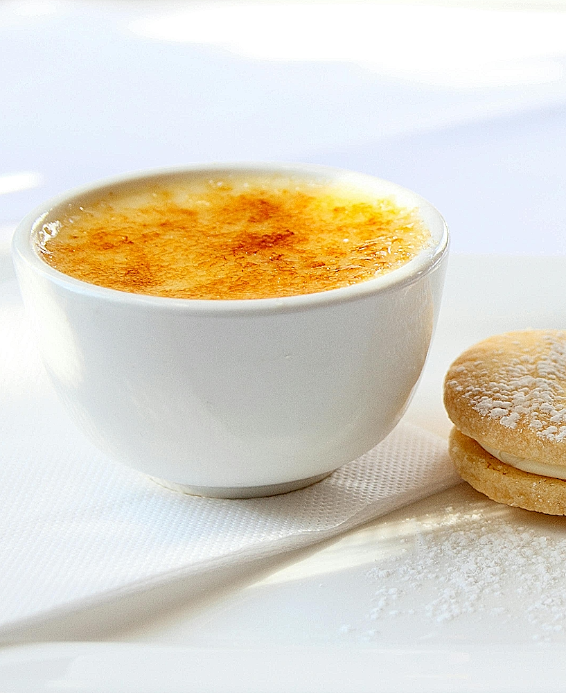 Gastronomiczny przepis na crème brûlée inspirowany wielkimi mistrzami cukiernictwa