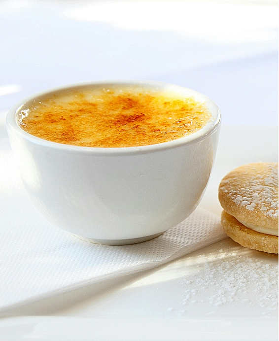 Gastronomiczny przepis na crème brûlée inspirowany wielkimi mistrzami cukiernictwa