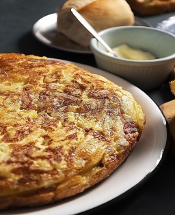 Opskrift og oprindelse på sukkerhytte-omelet, en klassiker fra det québecske landkøkken
