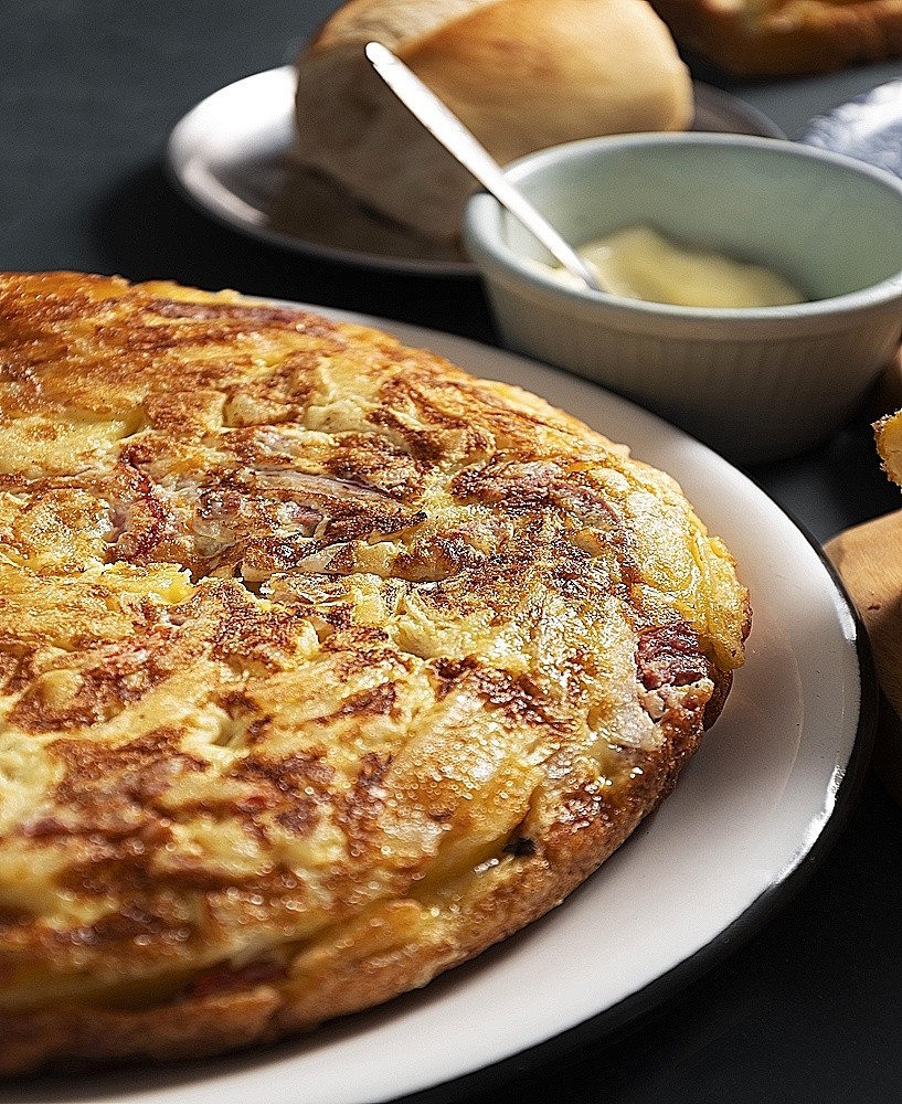 Przepis i pochodzenie omletu z chatki cukrowniczej, klasyka kuchni Québecu
