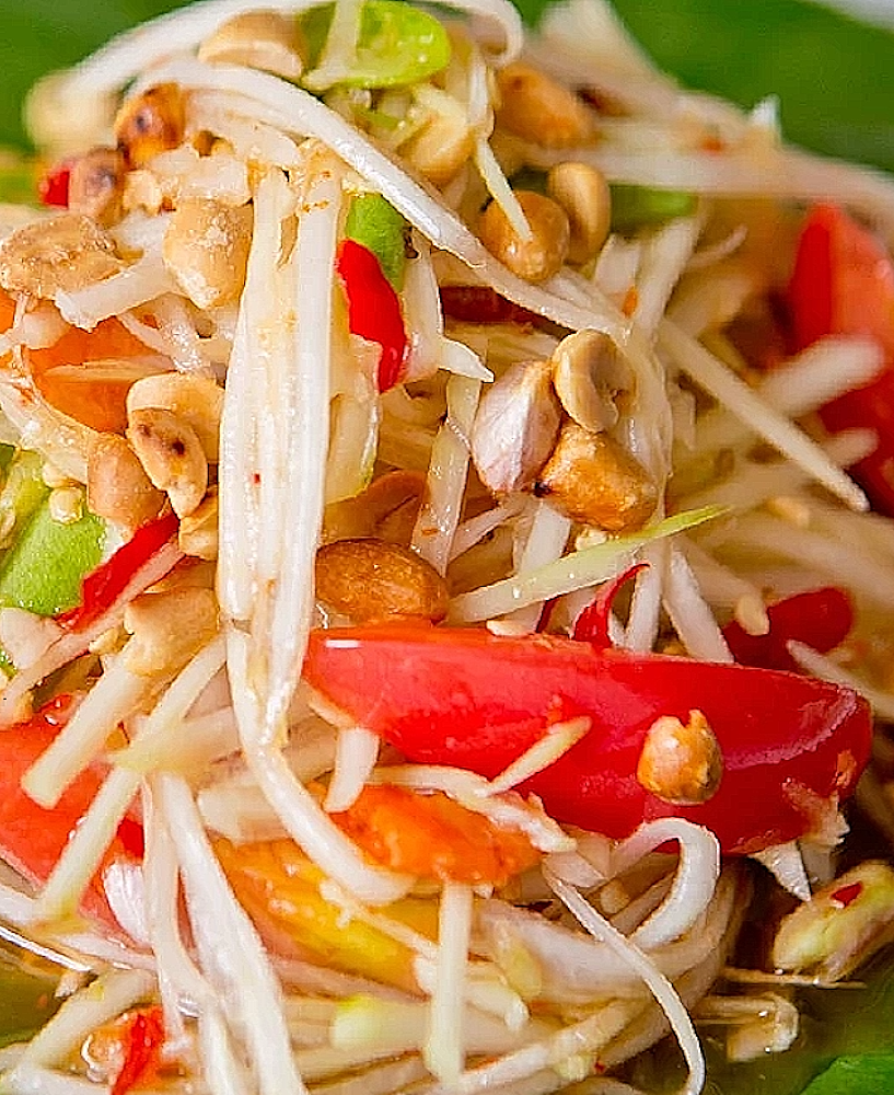 Traditionell thailändsk grön papayasallad (Som Tam ส้มตำ): ursprung, recept och regionala varianter