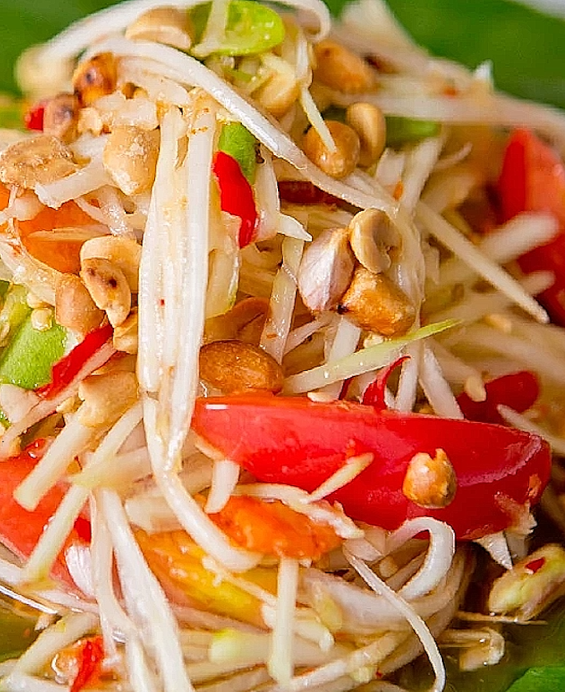 Traditionell thailändsk grön papayasallad (Som Tam ส้มตำ): ursprung, recept och regionala varianter