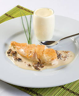 Farszowany drób, sos z smardzów, karmelizowany foie gras i jabłkowe pączki