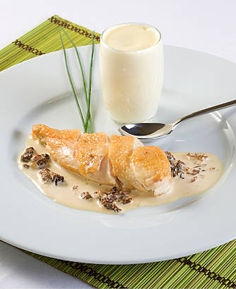 Farszowany drób, sos z smardzów, karmelizowany foie gras i jabłkowe pączki