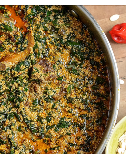 Nigeria : Soupe d’Egusi au poulet local – Plat traditionnel des peuples Yoruba, Igbo, Edo, Urhobo