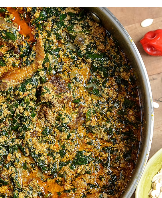 Nigeria : Soupe d’Egusi au poulet local – Plat traditionnel des peuples Yoruba, Igbo, Edo, Urhobo