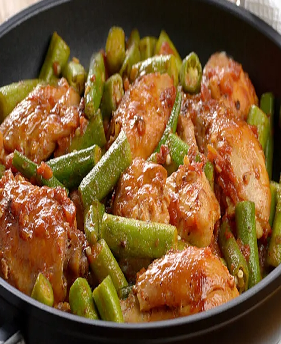 Frango com Quiabo (Brazylia) – Kurczak z okrą w stylu brazylijskim, tradycyjna popularna receptura z Minas Gerais