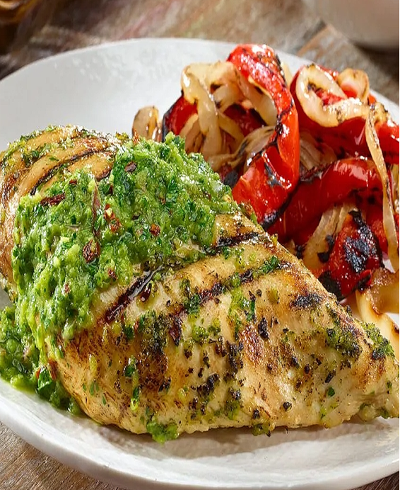 Pollo al Chimichurri (Argentyna) – Grillowany kurczak z sosem chimichurri, tradycyjny argentyński przepis