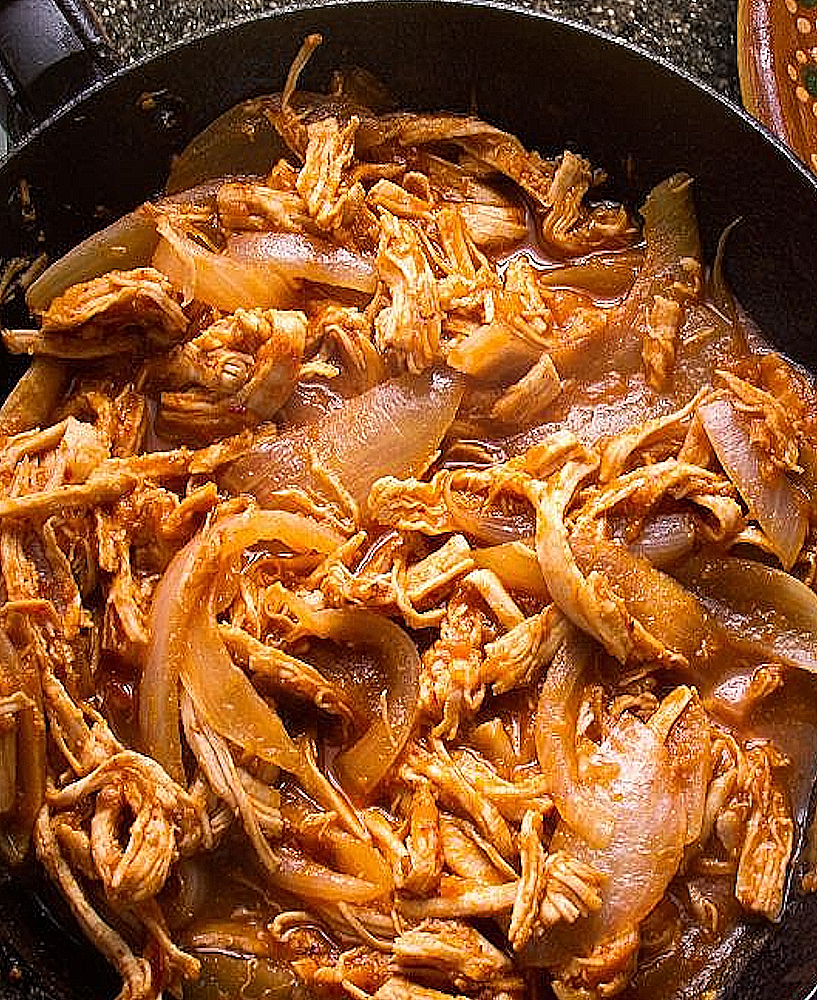 Tinga de Pollo (Meksyk) – Kurczak w sosie pomidorowo-chipotle, tradycyjny meksykański przepis