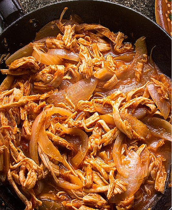Tinga de Pollo (Meksyk) – Kurczak w sosie pomidorowo-chipotle, tradycyjny meksykański przepis