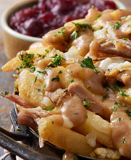 Poulet à la Poutine (Kanada – Québec): Beliebtes Gericht mit Pommes frites, Käsebruch, Bratensauce und gegrilltem Hähnchen