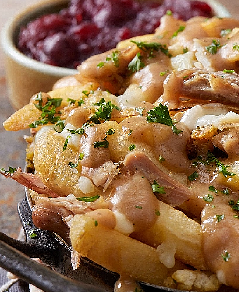 Poulet à la Poutine (Kanada – Québec): Beliebtes Gericht mit Pommes frites, Käsebruch, Bratensauce und gegrilltem Hähnchen