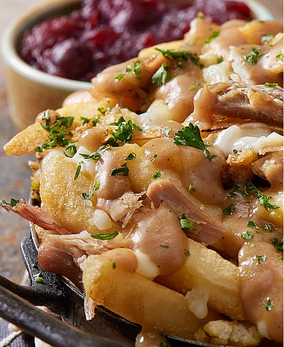 Poulet à la Poutine (Kanada – Québec): Beliebtes Gericht mit Pommes frites, Käsebruch, Bratensauce und gegrilltem Hähnchen