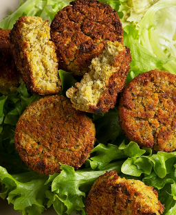 Falafels traditionnels du Moyen-Orient, à base de pois chiches secs, croustillants dehors et fondants dedans