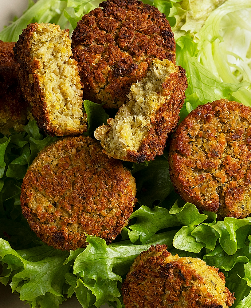 Falafels traditionnels du Moyen-Orient, à base de pois chiches secs, croustillants dehors et fondants dedans