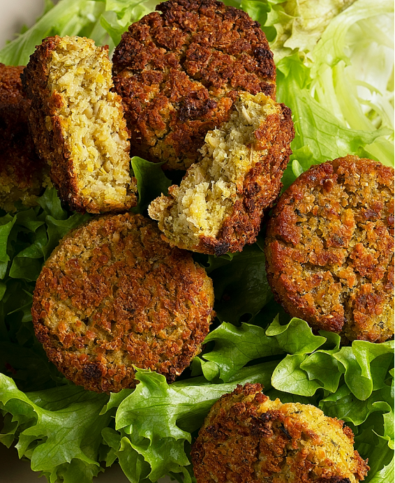 Falafels traditionnels du Moyen-Orient, à base de pois chiches secs, croustillants dehors et fondants dedans