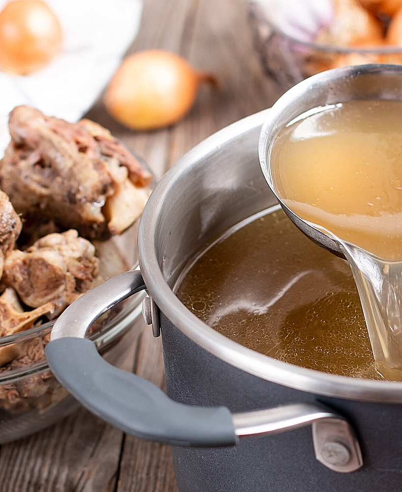 Traditionelles Yakhni-Brühe Rezept