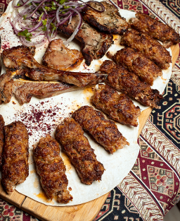 Qofte, Qebapa, Kernaçka : les boulettes traditionnelles, grillées, une spécialité incontournable des Balkans