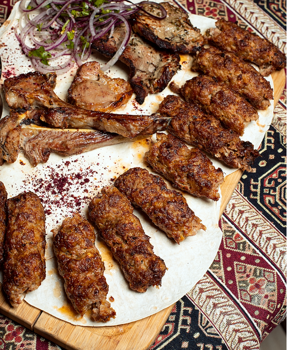 Qofte, Qebapa, Kernaçka : les boulettes traditionnelles, grillées, une spécialité incontournable des Balkans
