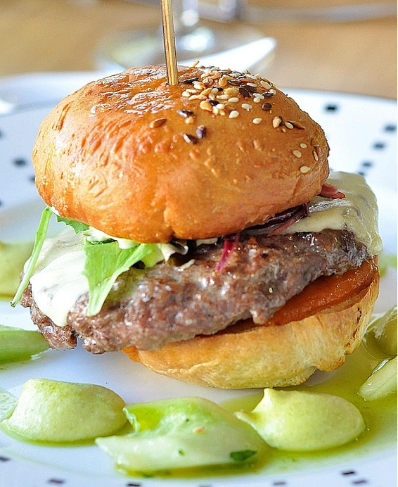 Burger Ibérique au Patta Negra, fromage doux d’Espagne & notre sauce Suave Roja maison