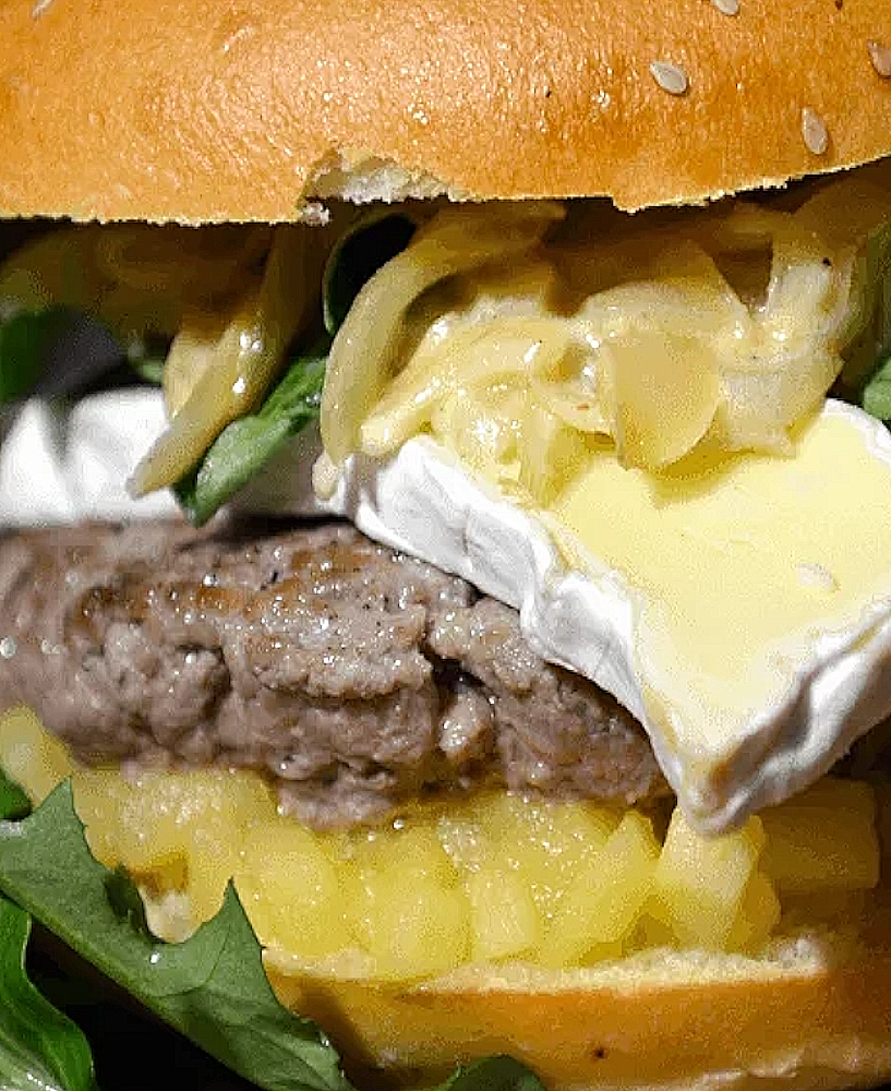 Burger de veau tendre et juteux, sauce façon normande aux champignons crémeuse, röstis de pommes de terre maison