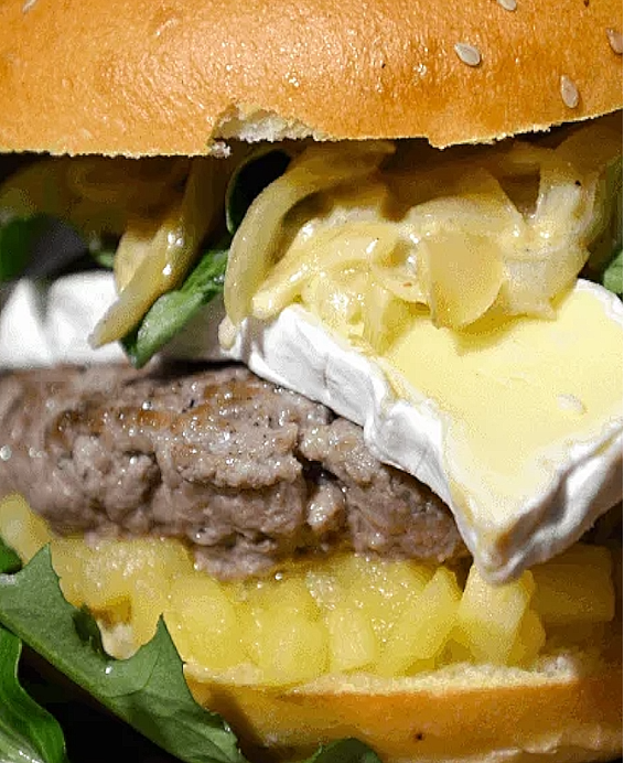 Burger de veau tendre et juteux, sauce façon normande aux champignons crémeuse, röstis de pommes de terre maison