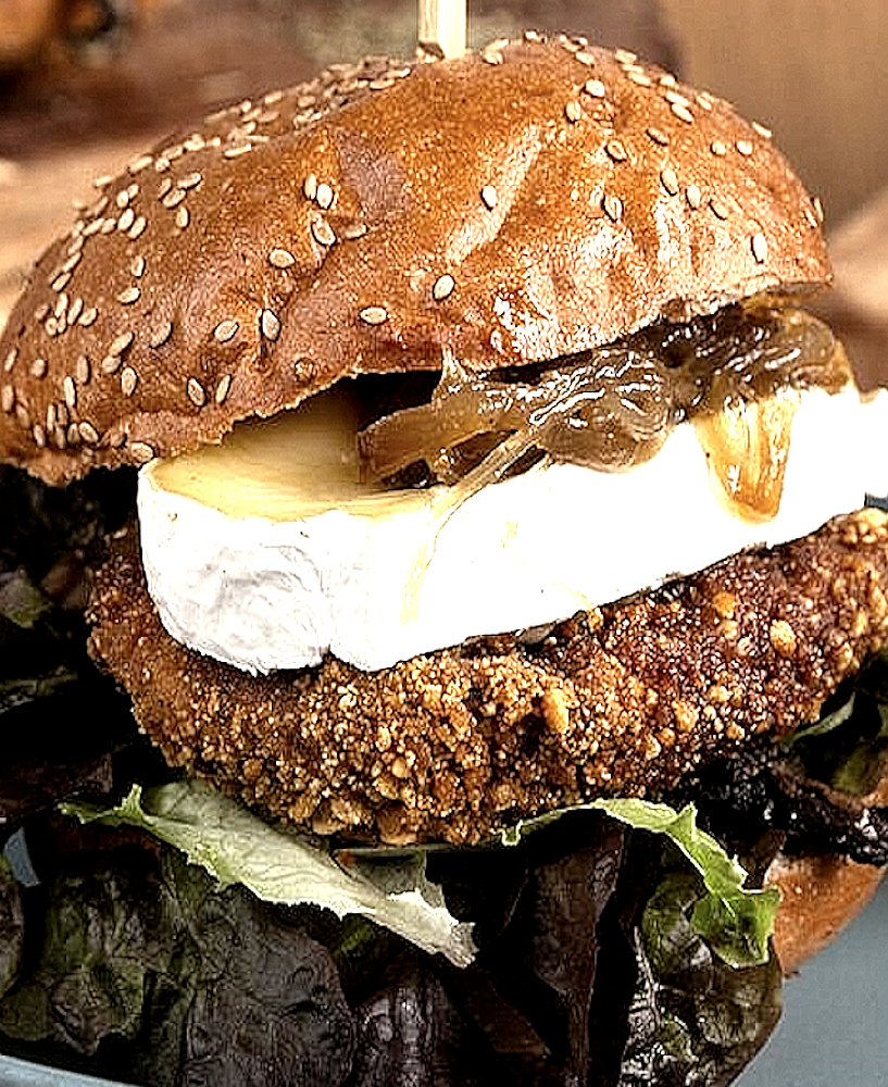 Burger Nolan Signature au bœuf façon bouchère, crème de camembert au cidre, pommes caramélisées et bun rustique bucheron