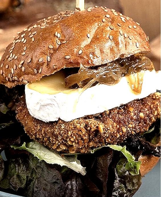 Burger Nolan Signature au bœuf façon bouchère, crème de camembert au cidre, pommes caramélisées et bun rustique bucheron