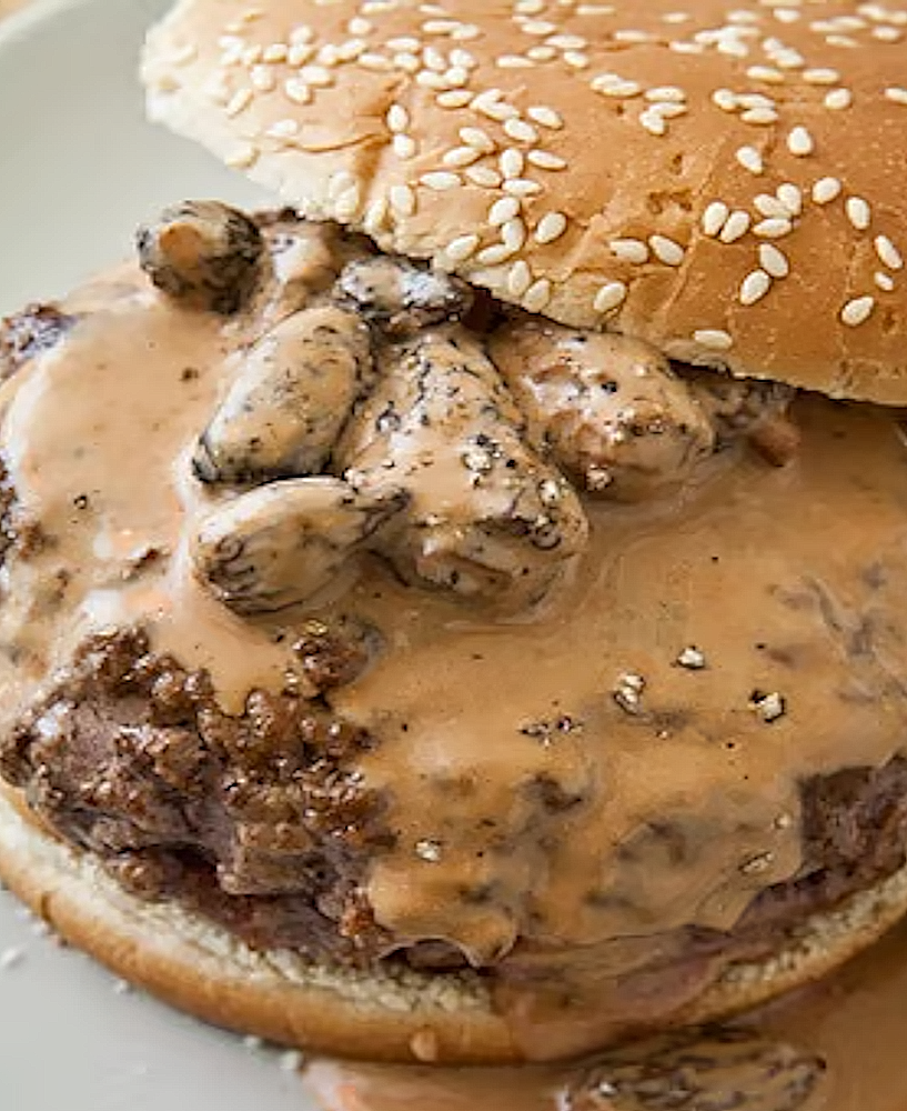 Burger Céline Signature au veau bio de Normandie, sauce aux morilles et pommes caramélisées au Calvados