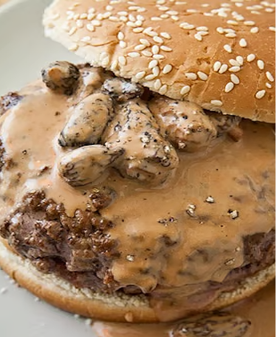 Burger Céline Signature au veau bio de Normandie, sauce aux morilles et pommes caramélisées au Calvados