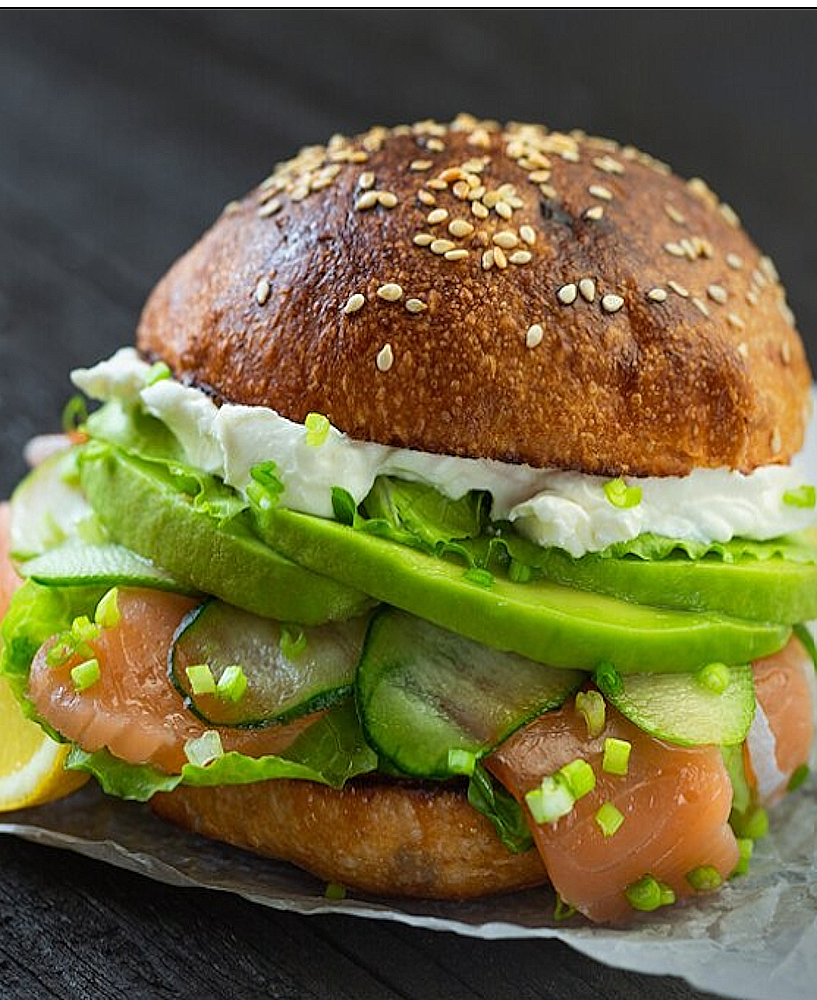 Burger Signature Kleya au saumon Saikyo-zuke, chou nappa mariné, avocat, nori et mayonnaise au wasabi