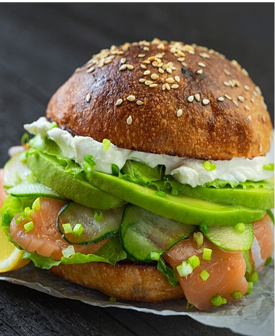 Burger Signature Kleya au saumon Saikyo-zuke, chou nappa mariné, avocat, nori et mayonnaise au wasabi