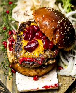Burger Signature Kyara – Bœuf d’Argentine grillé & sauce chimichurri