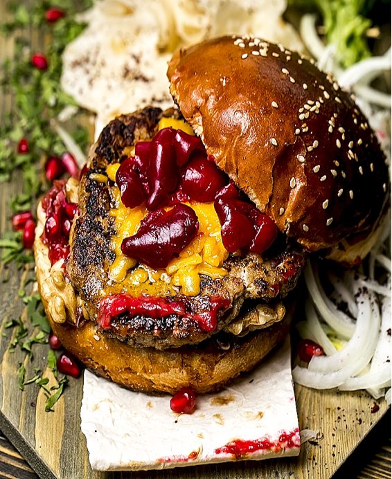 Burger Signature Kyara – Bœuf d’Argentine grillé & sauce chimichurri
