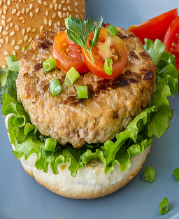 Burger in the spirit of the Niçoise salad, seared tuna and homemade green sauce with Mediterranean notes.