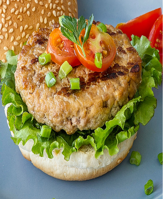 Burger in the spirit of the Niçoise salad, seared tuna and homemade green sauce with Mediterranean notes.