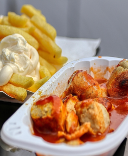 Brühwurst ohne Darm e Chillup di Herta Heuwer: la ricetta emblematica dello street food berlinese