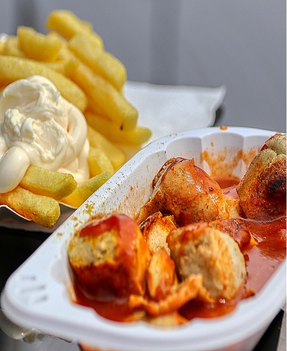 Brühwurst ohne Darm e Chillup di Herta Heuwer: la ricetta emblematica dello street food berlinese