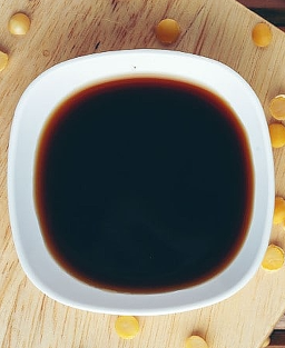 Ricetta tradizionale della salsa di soia coreana (Ganjang) a partire da blocchi fermentati di Meju