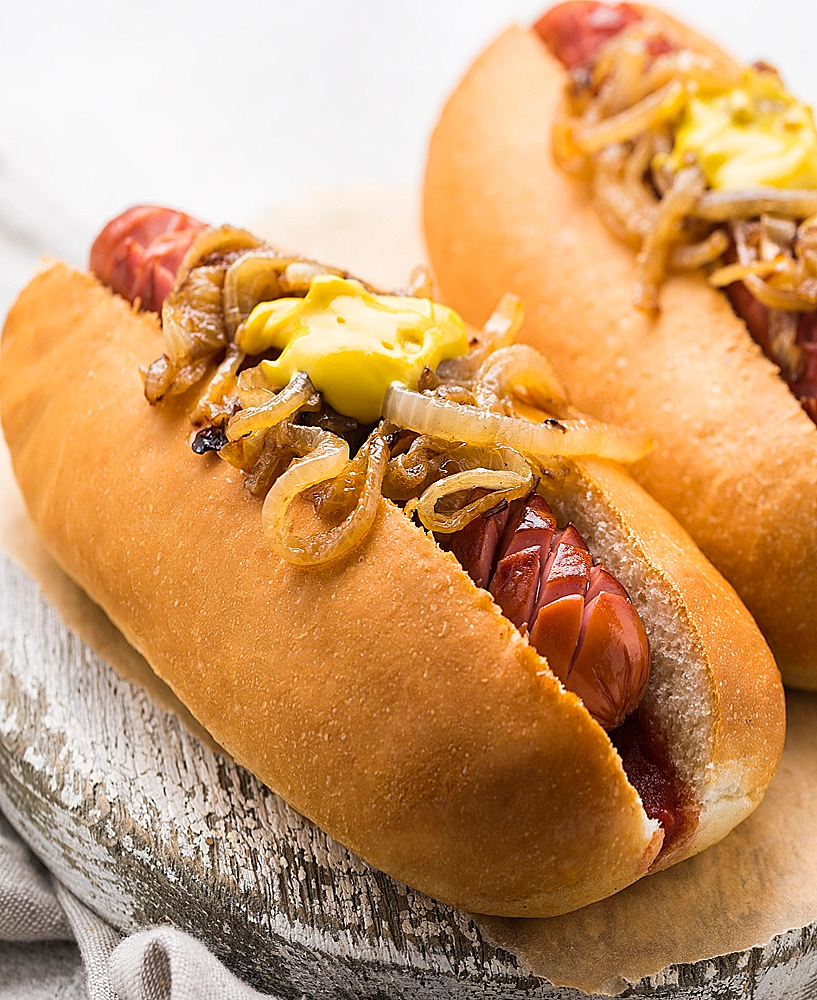 Nos Hot Dogs Maison allient saucisses artisanales, pains maison, garnitures maison et alternatives véganes savoureuses.