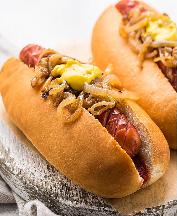 Nos Hot Dogs Maison allient saucisses artisanales, pains maison, garnitures maison et alternatives véganes savoureuses.