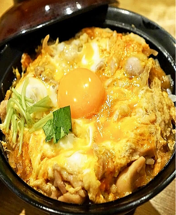 Donburi (丼物) Aichi's Oyako Donburi (愛知の親子丼)  Bol de riz japonais avec poulet Nagoya Cochin, œufs et bouillon savoureux.
