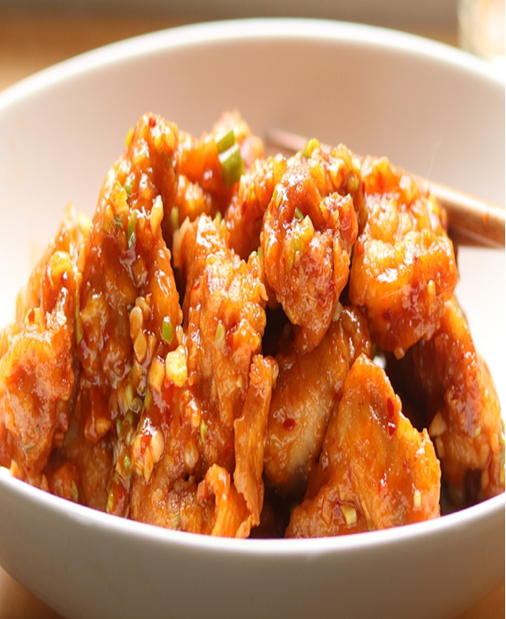 Donburi (丼物) Karaage Donburi (唐揚げ丼)  Bol de riz japonais garni de poulet frit croustillant et de bouillon savoureux.