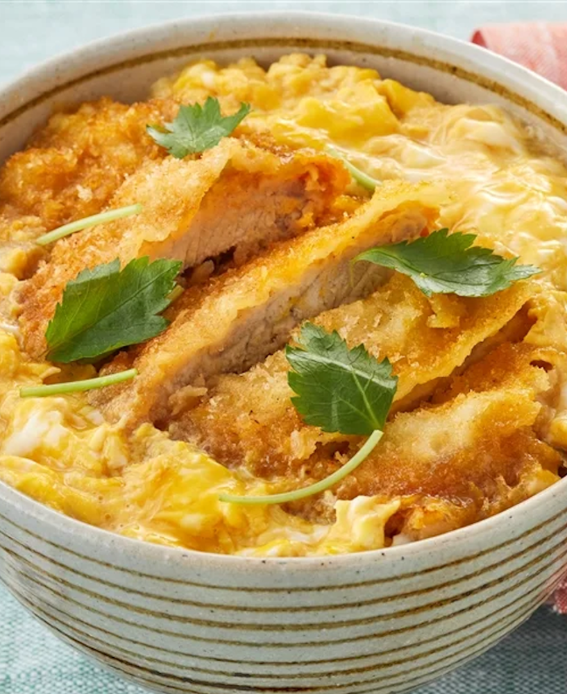 Donburi (丼物) Katsudon (カツ丼)  Bol de riz japonais garni de tonkatsu, une tranche de porc panée, spécialité japonaise
