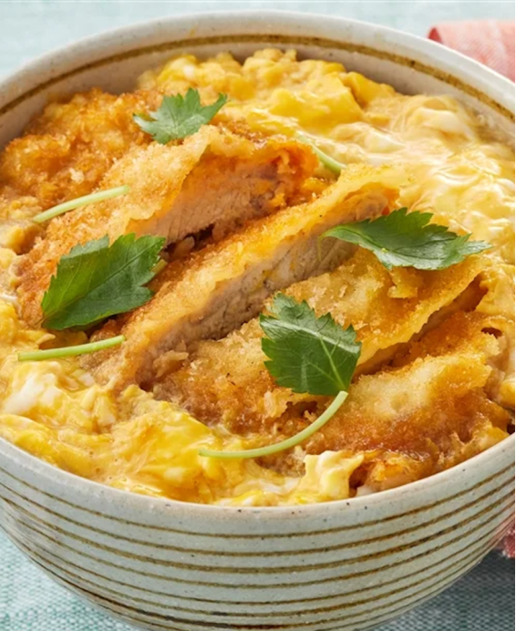 Donburi (丼物) Katsudon (カツ丼)  Bol de riz japonais garni de tonkatsu, une tranche de porc panée, spécialité japonaise