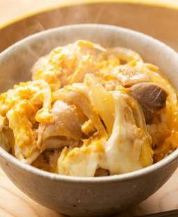 Donburi (丼物) Oyakodon (親子丼) Bol de riz japonais garni de poulet, œufs et dashi savoureux