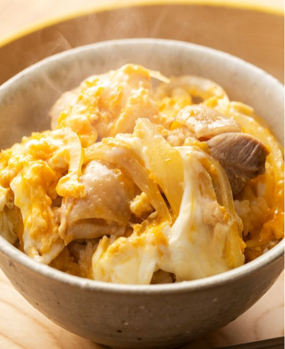 Donburi (丼物) Oyakodon (親子丼) Bol de riz japonais garni de poulet, œufs et dashi savoureux