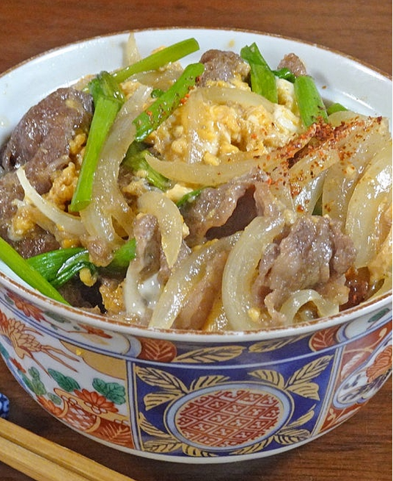 Donburi (丼物) Tanindon (他人丼) Bol de riz japonais garni de bœuf et œuf dans un bouillon savoureux
