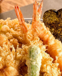 Donburi (丼物) Tendon (天丼) Bol de riz japonais garni de tempura, une spécialité croquante et savoureuse.