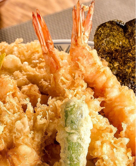 Donburi (丼物) Tendon (天丼) Bol de riz japonais garni de tempura, une spécialité croquante et savoureuse.